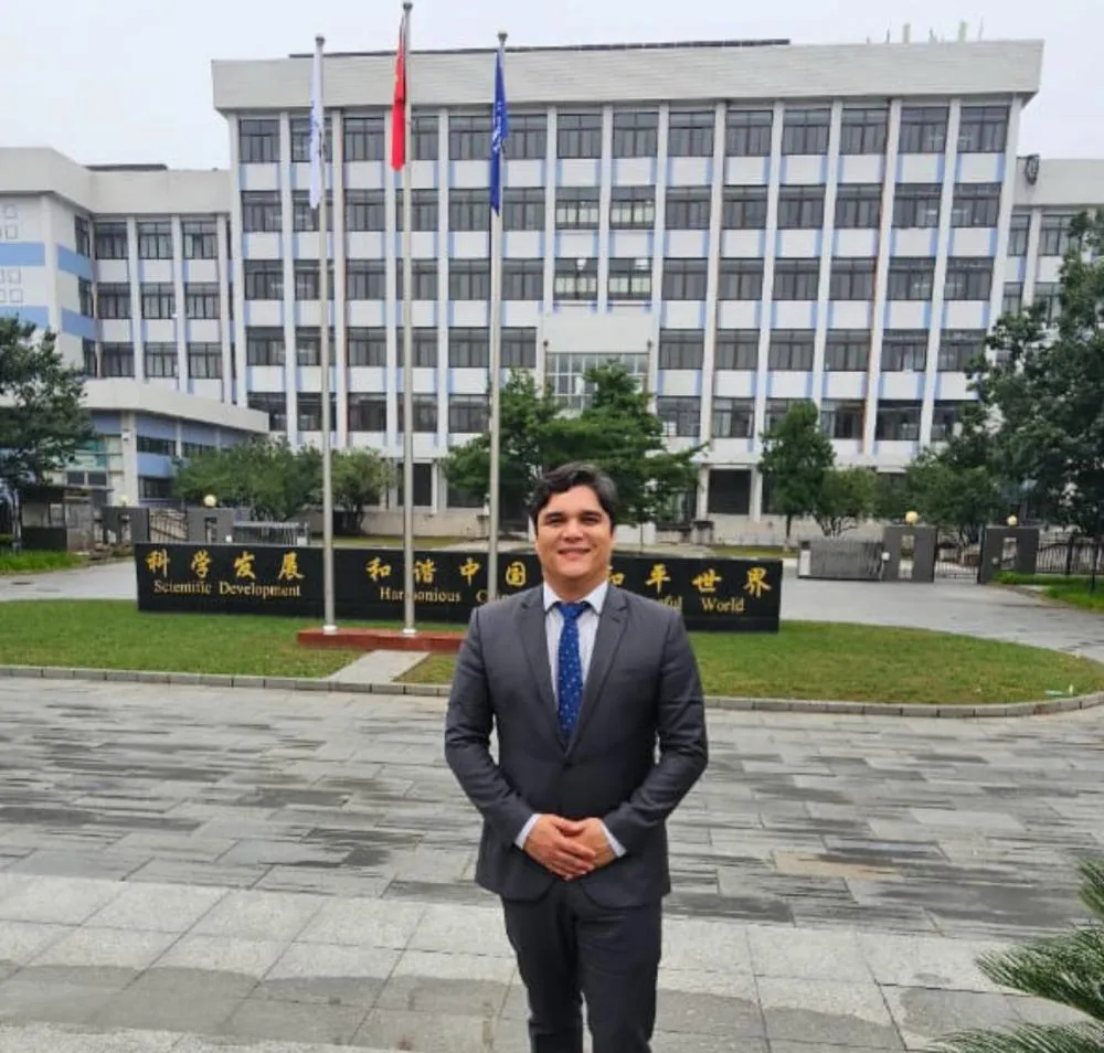 Deputado Vitor Bonfim participa de congresso internacional na China sobre desenvolvimento econômico e parques industriais