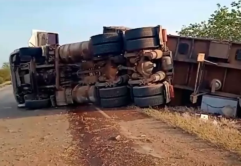 Carreta Bi-Trem Tomba na BA-148 entre Livramento de Nossa Senhora e Brumado