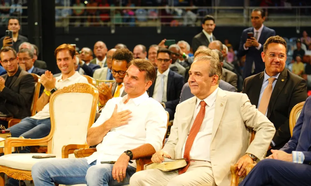 Flávio Bolsonaro passa domingo reunido com prefeitos e vereadores de São Paulo