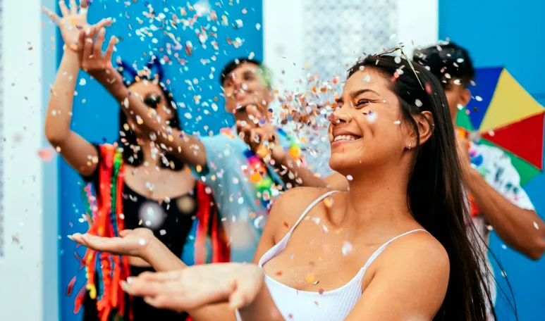 Agita Brumado promove noite de dança e clima carnavalesco na Praça Coronel Zeca Leite