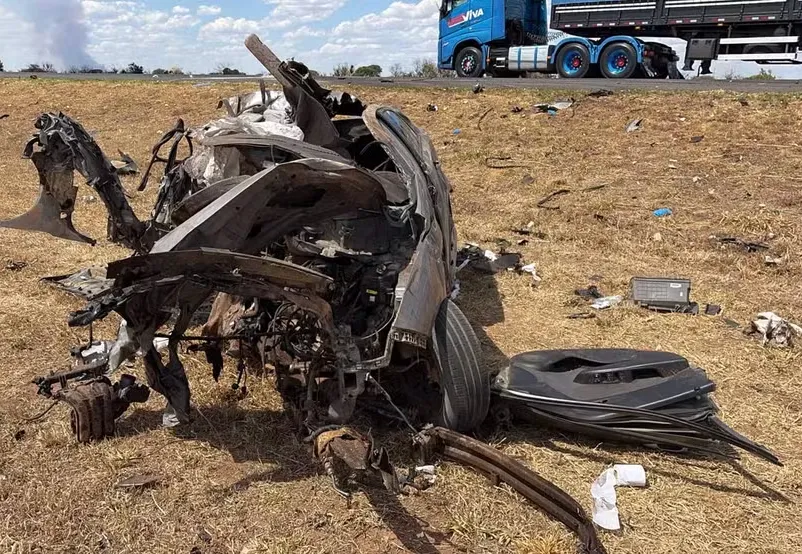 Três pessoas morrem após carro bater de frente com carreta na BR-020, no oeste da Bahia