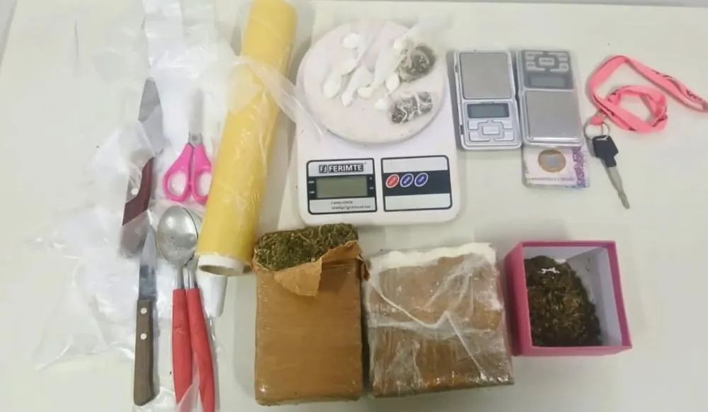 Polícia Militar apreende mais de 900 gramas de drogas e prende suspeito em Caculé