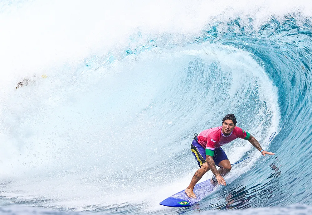 Medina e Chumbinho avançam em dia épico em Teahupoo e se enfrentarão nas quartas de final