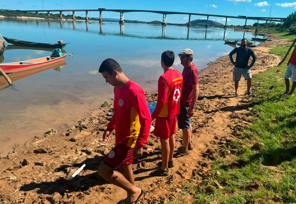 Bombeiros militares do 20º BBM recuperam corpo no Rio São Francisco