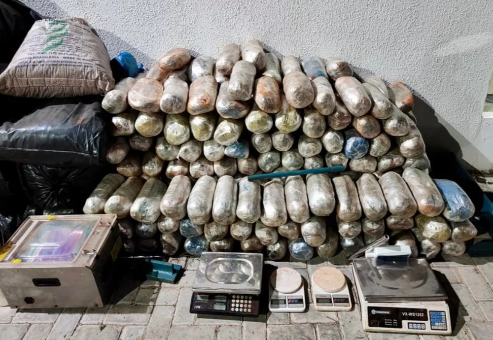 PM estoura laboratório de drogas em Canarana