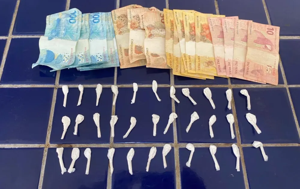 Homem é preso com 33 porções de cocaína e R$ 860 durante ação do 24º BPM em Brumado
