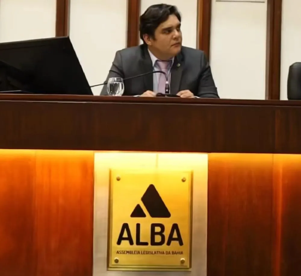 Deputado Vítor Bonfim conduz sessão na Assembleia Legislativa da Bahia
