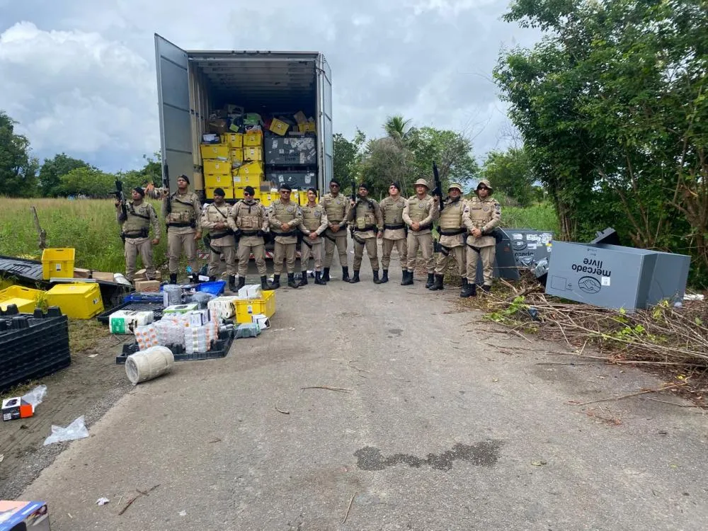 Polícia Militar recupera caminhão e carga roubados em Nazaré