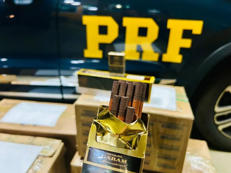 PRF apreende carga de cigarros transportada ilegalmente em ônibus de turismo na BR-116