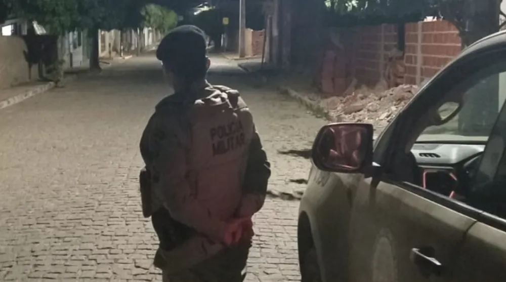 Polícia Militar conduz homem suspeito de aliciamento de menor à delegacia em Guajeru