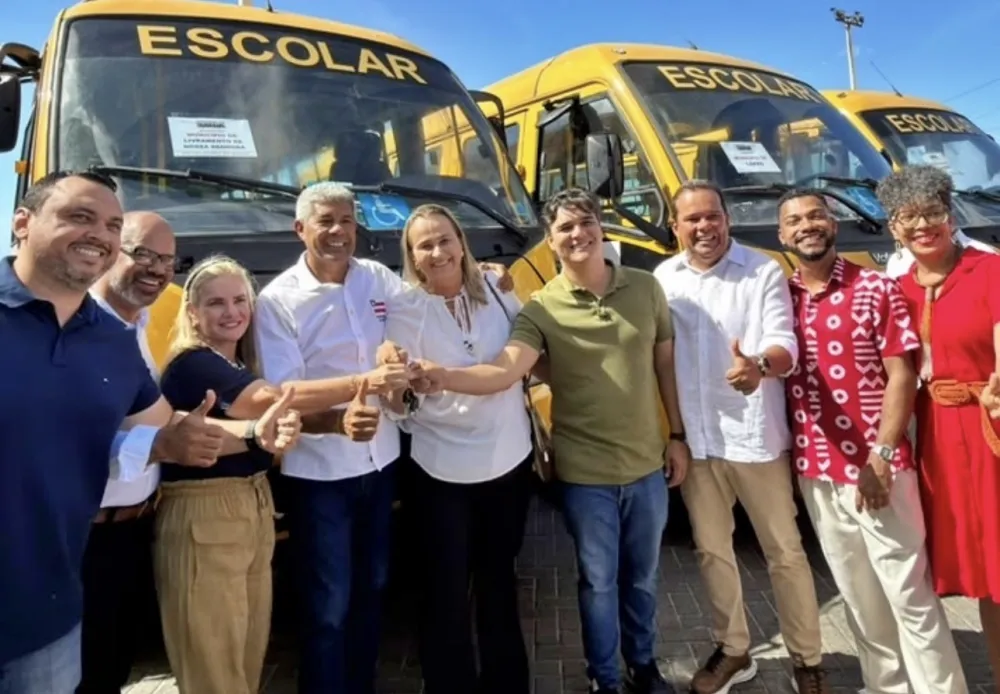 Livramento é contemplado com novo ônibus escolar durante agenda da prefeita Joanina Sampaio em Salvador