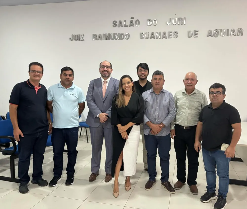 Prefeito de Barra da Estiva recepciona nova juíza da Comarca em reunião institucional