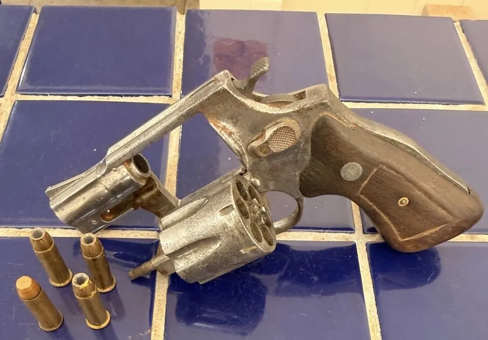 Polícia Rodoviária apreende arma de fogo após suspeitos fugirem de abordagem em Brumado