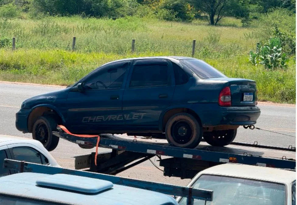 Polícia recupera veículo com restrição de furto durante rondas em Guanambi