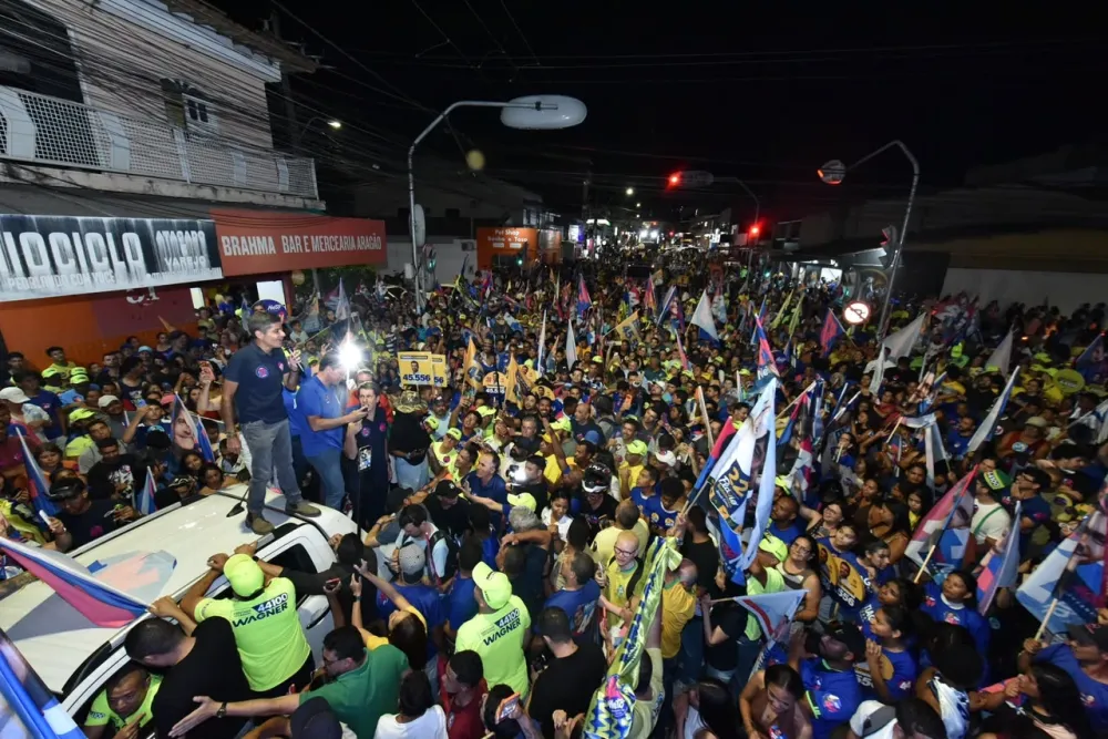 ACM Neto reúne apoiadores em carreata por Vitória da Conquista a quatro dias da eleição