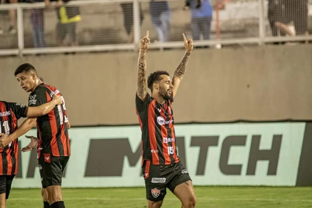 Vitória vence pela quarta vez fora de casa e se mantém na ponta da Série B 