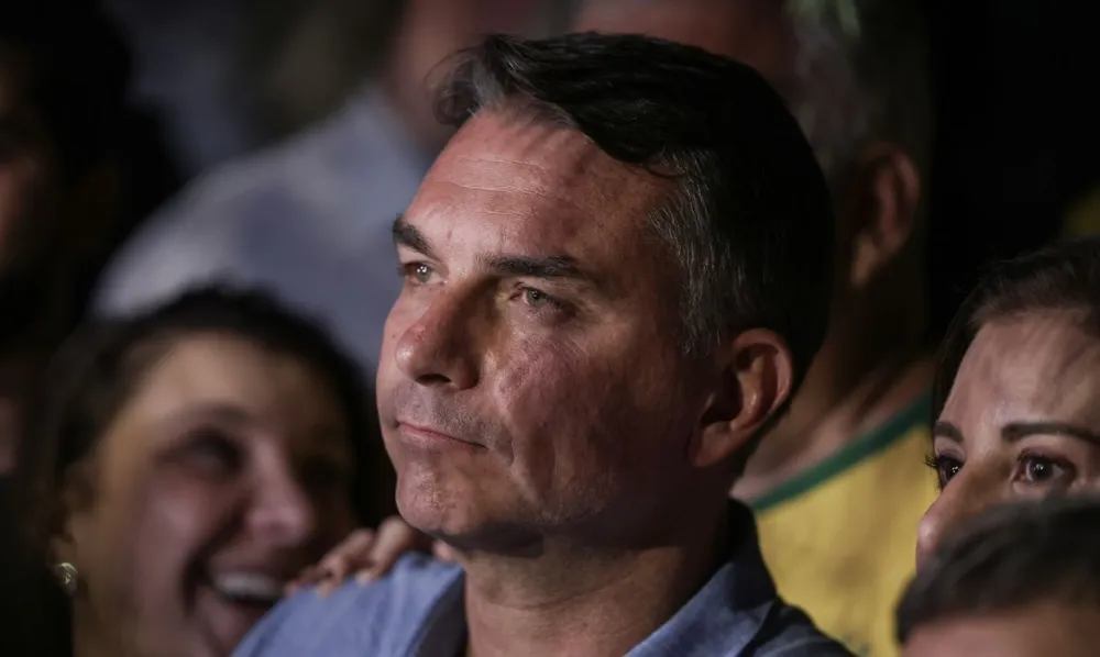 André Mendonça multa Flávio por impulsionar post negativo contra Lula