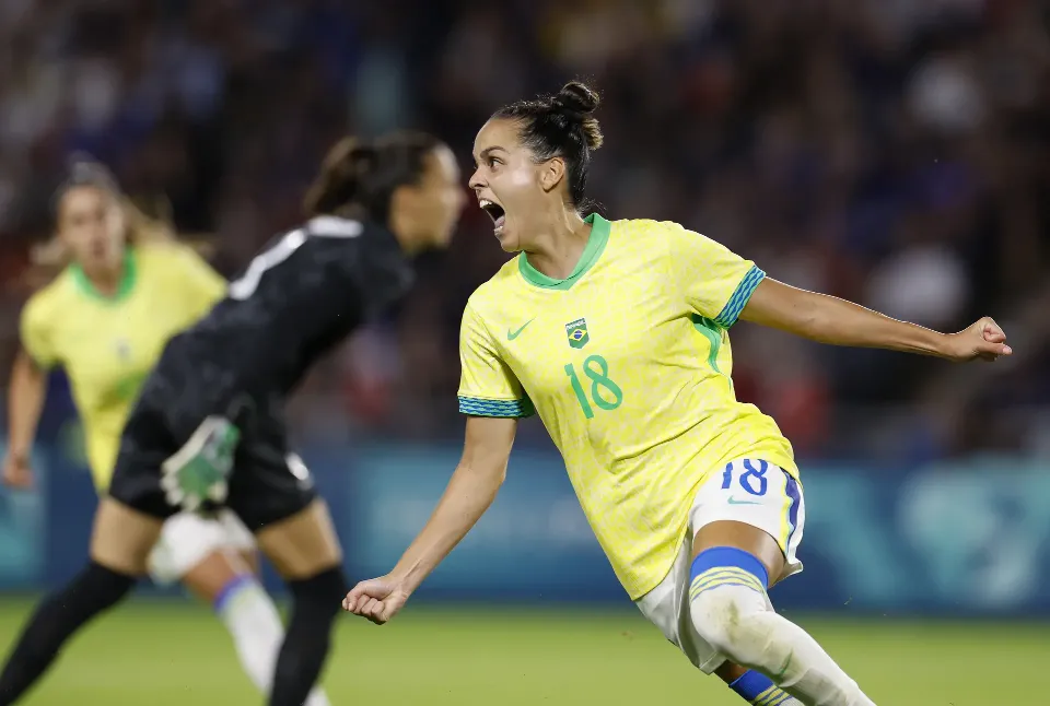 Brasil vence a França e está na semifinal do futebol feminino em Paris
