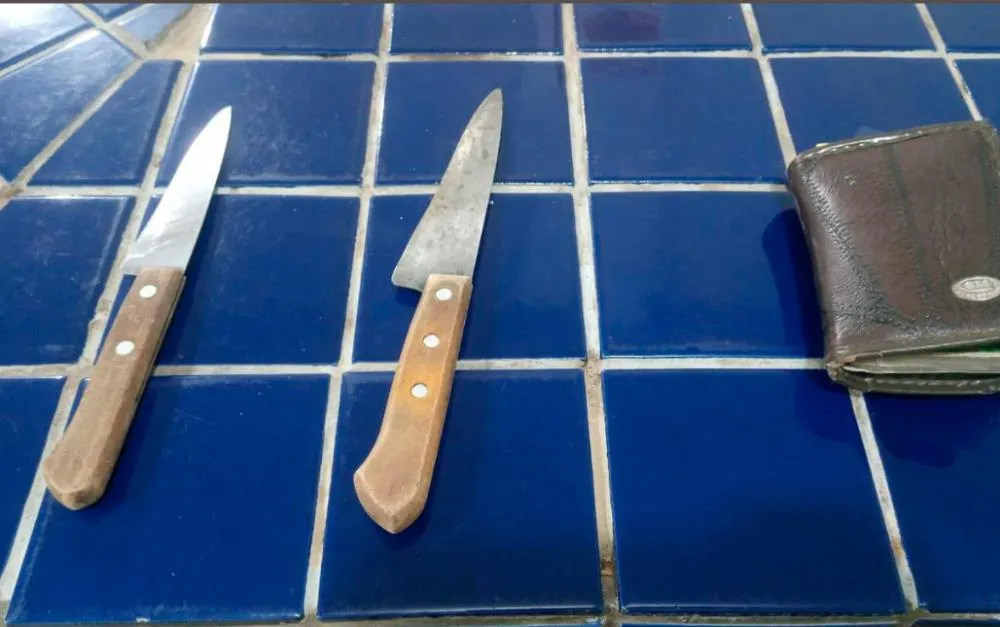 Polícia Militar detém homem após agredir namorada e ameaçar sogro com facas em Brumado