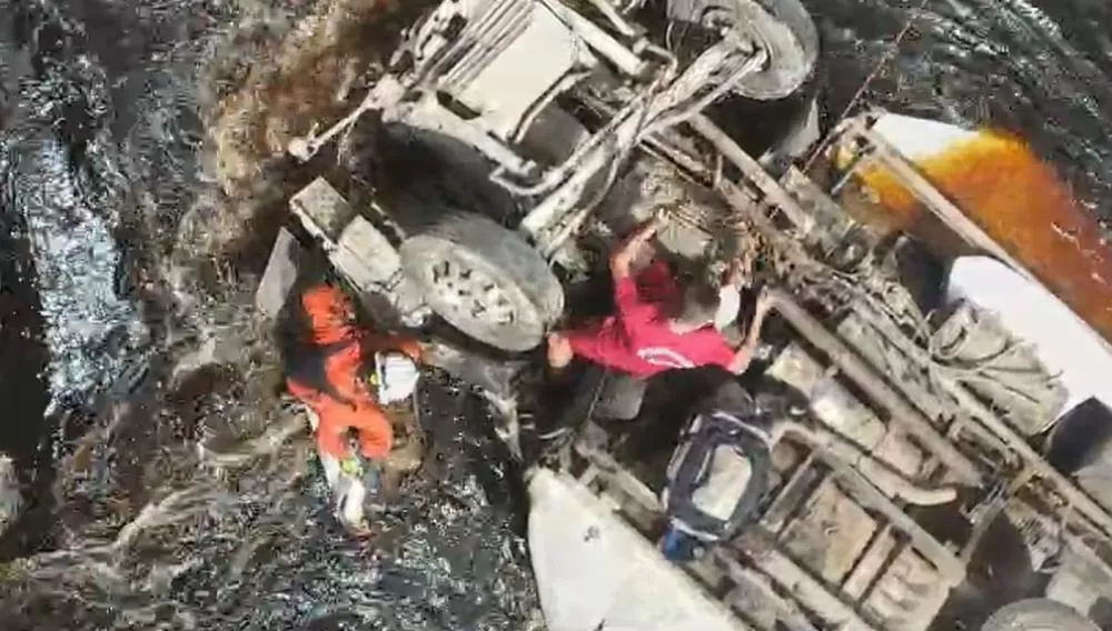 Bombeiros de Lençóis recuperam corpo de motorista dentro de rio