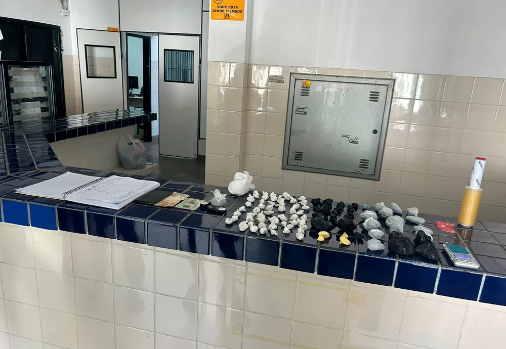 Homem com tornozeleira eletrônica é preso por tráfico de drogas em Brumado