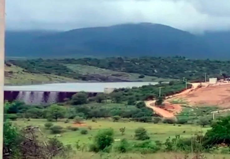 Barragem de Cristalândia volta a sangrar após fortes chuvas em Brumado; veja o vídeo