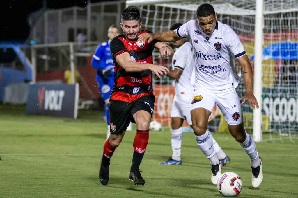Vitória reage, mas não consegue evitar a derrota no Barradão