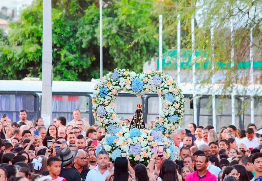 Fiéis celebram o Dia de Nossa Senhora Aparecida com procissão e missa campal em Brumado