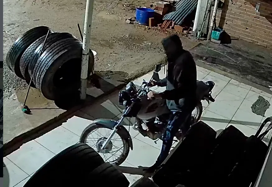 Vídeo: Motocicleta é furtada durante a madrugada no bairro Piçarrão em Livramento de Nossa Senhora