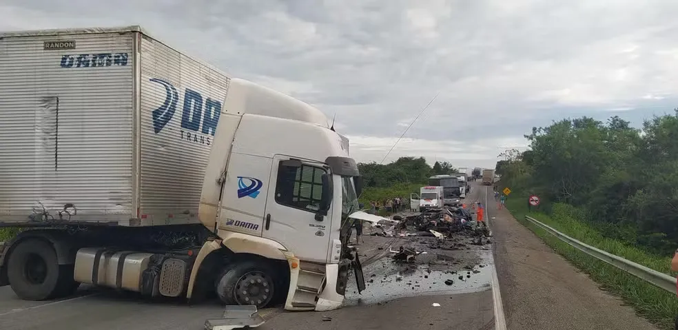 Quatro pessoas morrem em colisão entre caminhão e carro no sudoeste da Bahia