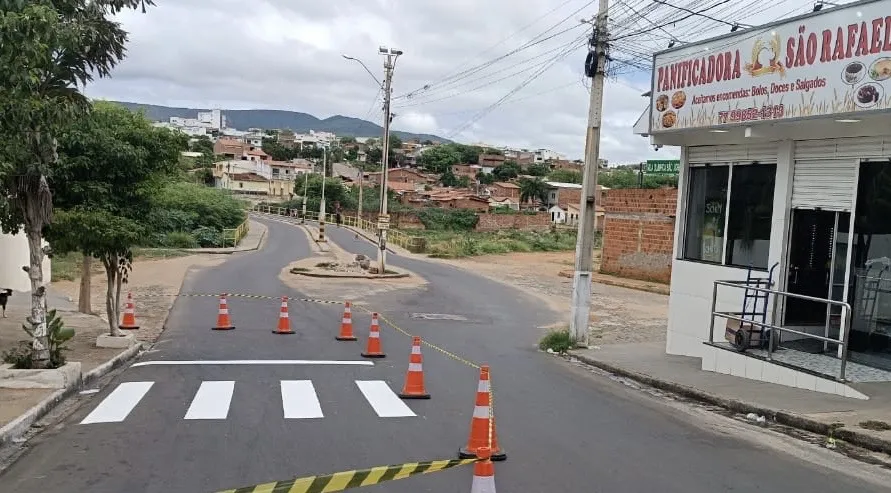 Brumado: SMTT implanta novas faixas de pedestres na Rua Pedro e Serra para reforçar a segurança viária