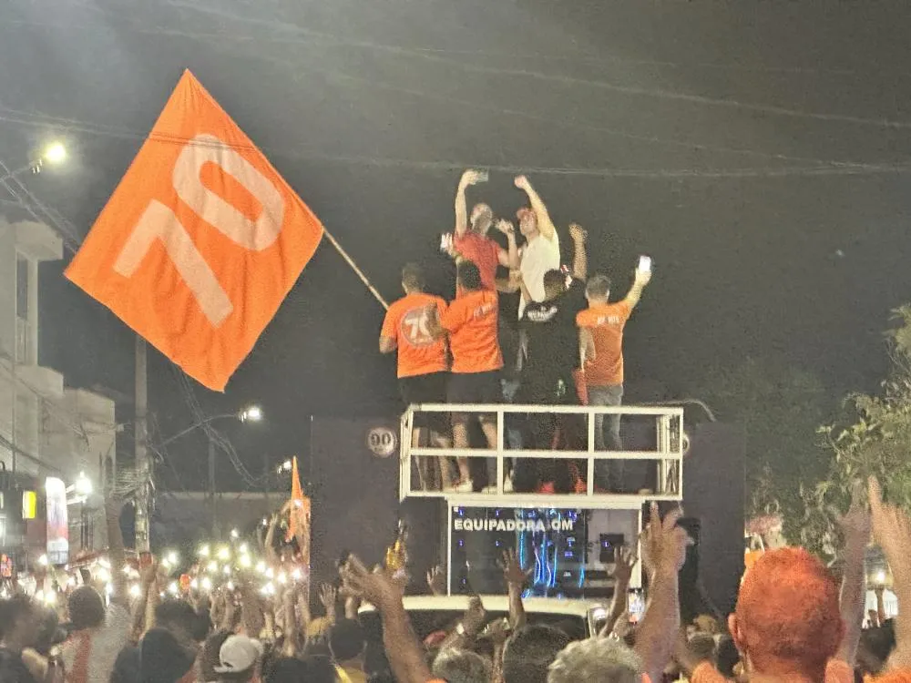 Eleitos em Brumado, Fabrício e Marlucinho celebram com multidão na Praça da Prefeitura
