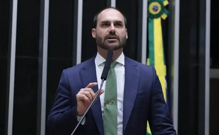Ministério da Justiça demite Eduardo Bolsonaro da PF por abandono de cargo