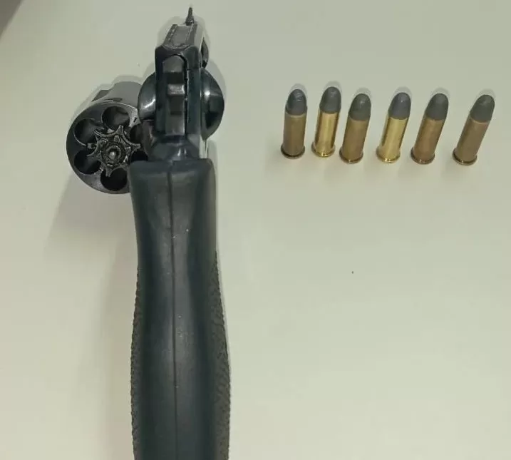 Polícia Militar realiza prisão por porte ilegal de arma de fogo e munições em Carinhanha