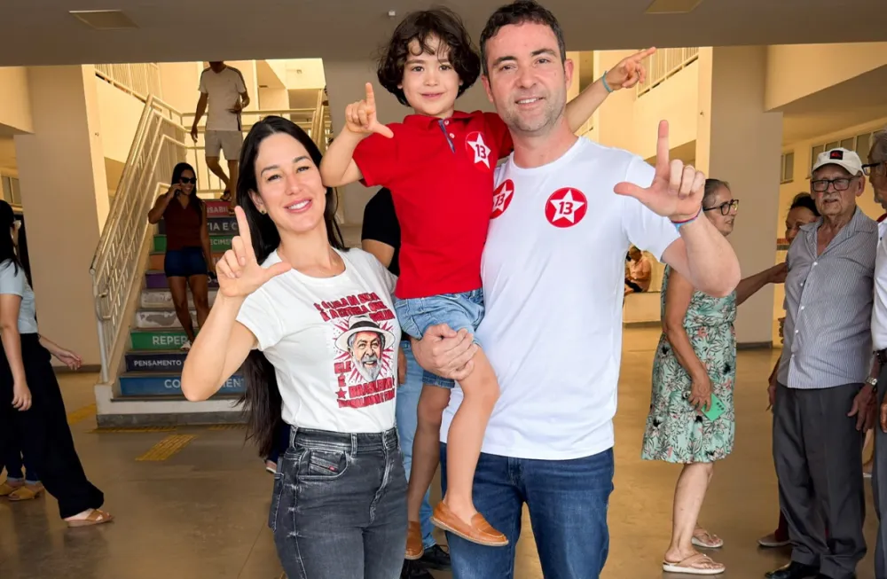 Prefeito de Brumado, Fabrício Abrantes vota em Brumado ao lado da família e declara confiança na vitória de Lula