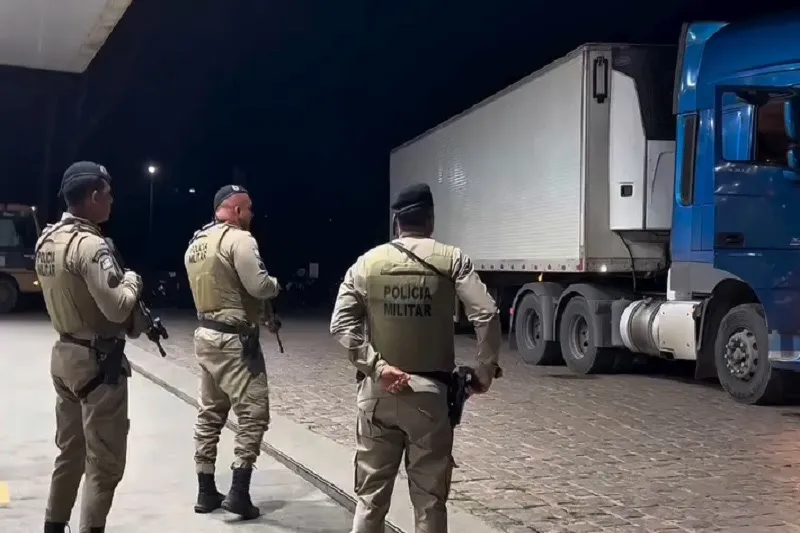 Homem de Brumado é preso em Ipiaú com caminhão roubado carregado de frangos