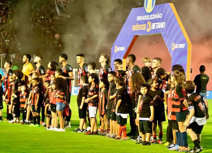 Vitória tema 98,5% de chances de acesso e vê título mais próximo