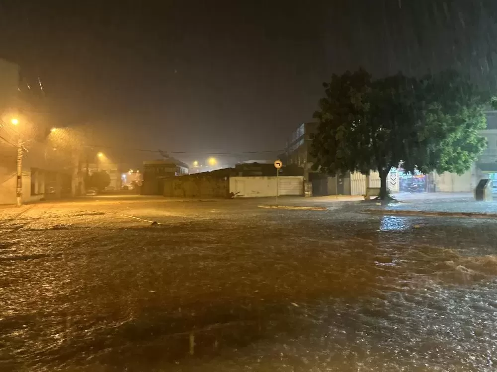 Fortes Chuvas e Ventos causam caos em Brumado: População assustada e ruas alagadas