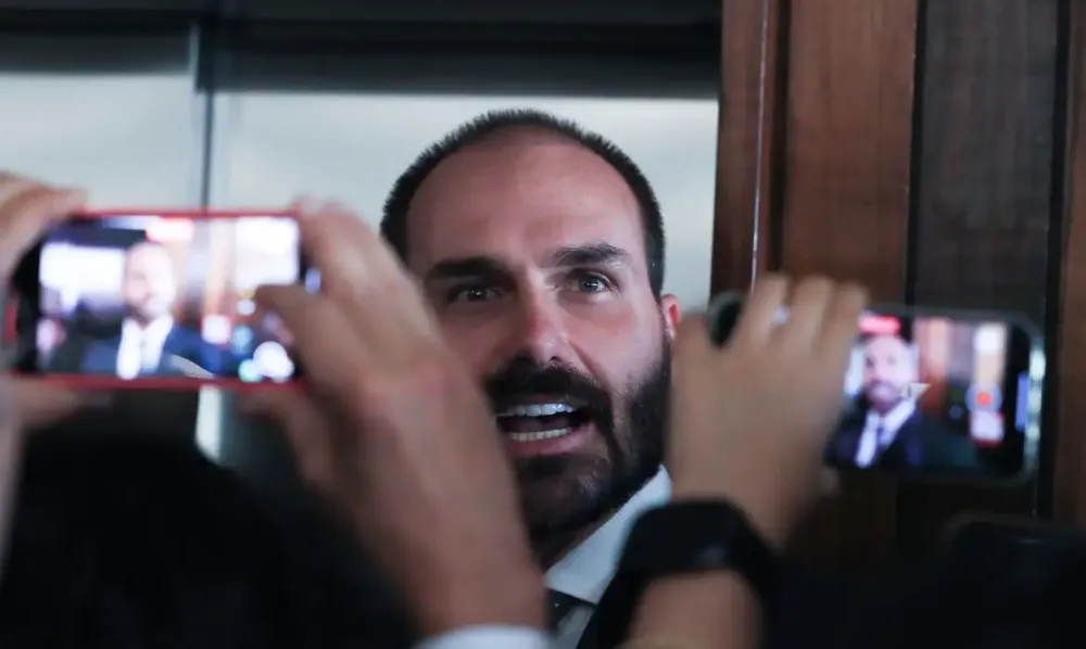 PGR pede ao Supremo condenação de Eduardo Bolsonaro por coação
