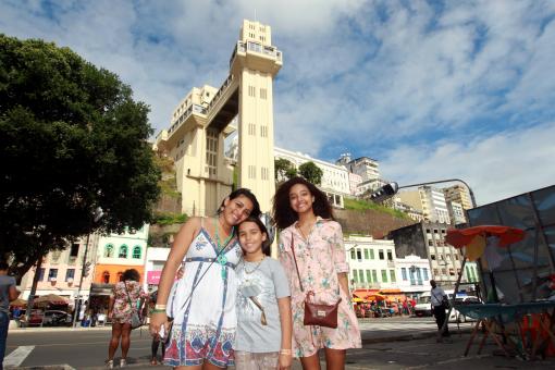 Garoto picado por cobra conhece pontos turísticos de Salvador 