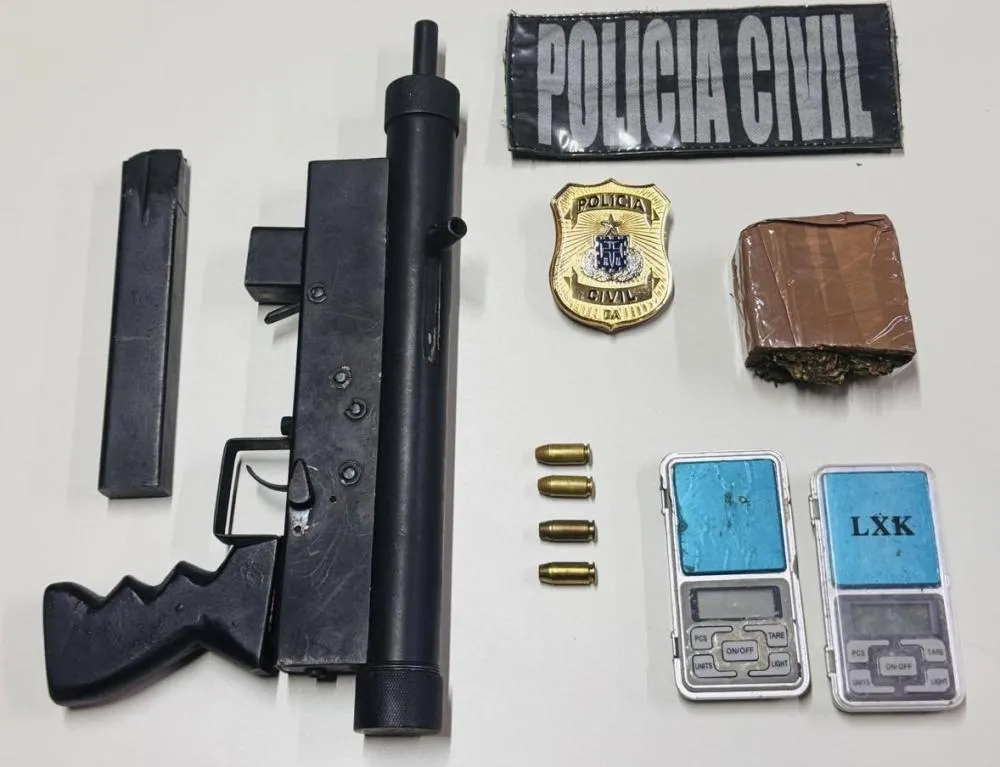 Submetralhadora e drogas são localizadas em Jaguaquara