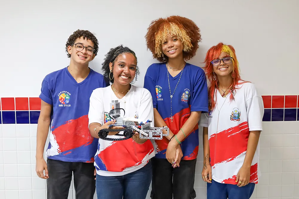 Estudantes criam carrinho de lego que faz limpeza autônoma de praias