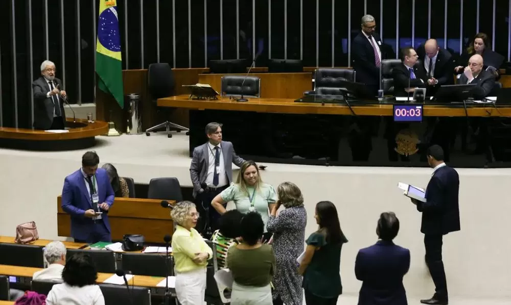Câmara dos Deputados criminaliza cenas de nudez criadas por inteligência artificial