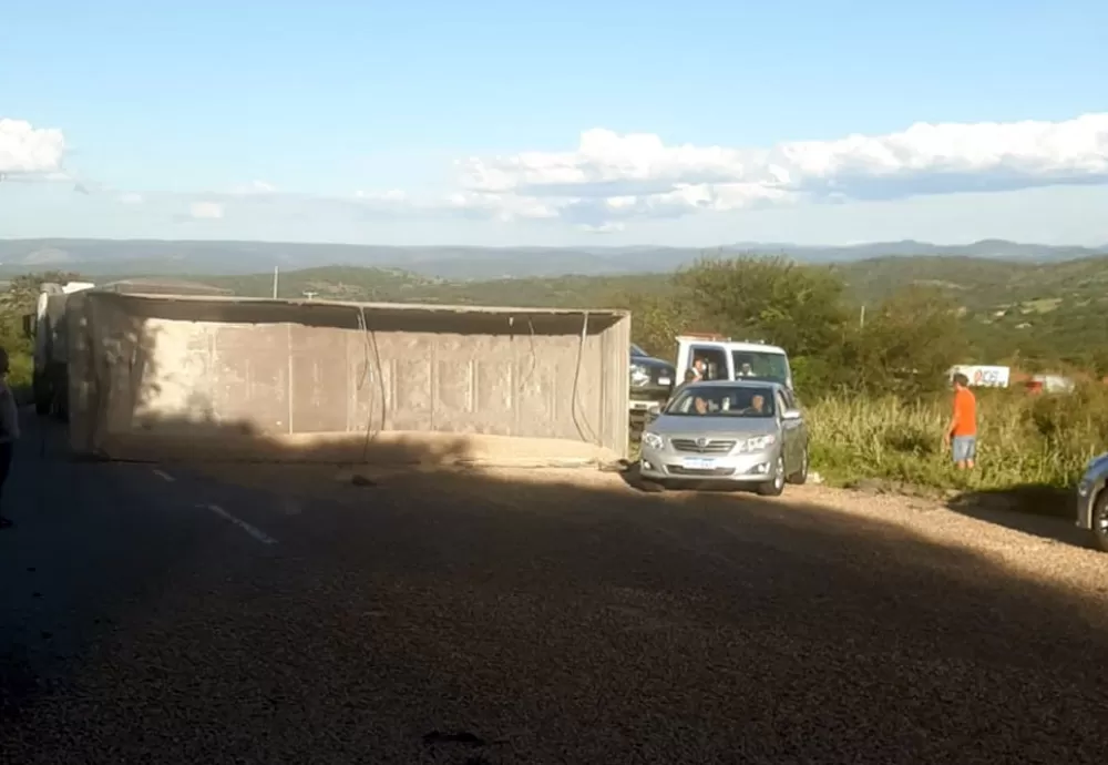 Acidente sem vítimas na BA-262: Veículo tombado interdita trecho entre Vila Mariana e Anagé