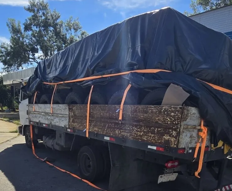 CIPRv/Brumado apreende carga de pneus sem nota fiscal em Vitória da Conquista