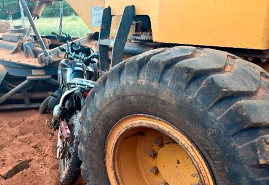 Colisão entre motocicleta e máquina pesada deixa idoso morto em Pindaí