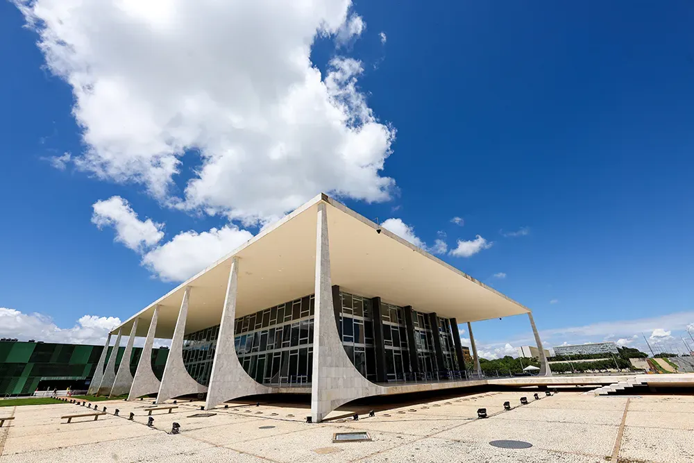 Moraes manda Exército entregar armas registradas em nome de Bolsonaro