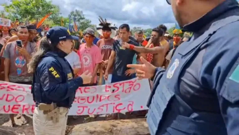 Manifestação Indígena Interdita BR-101 em Itamaraju (BA)