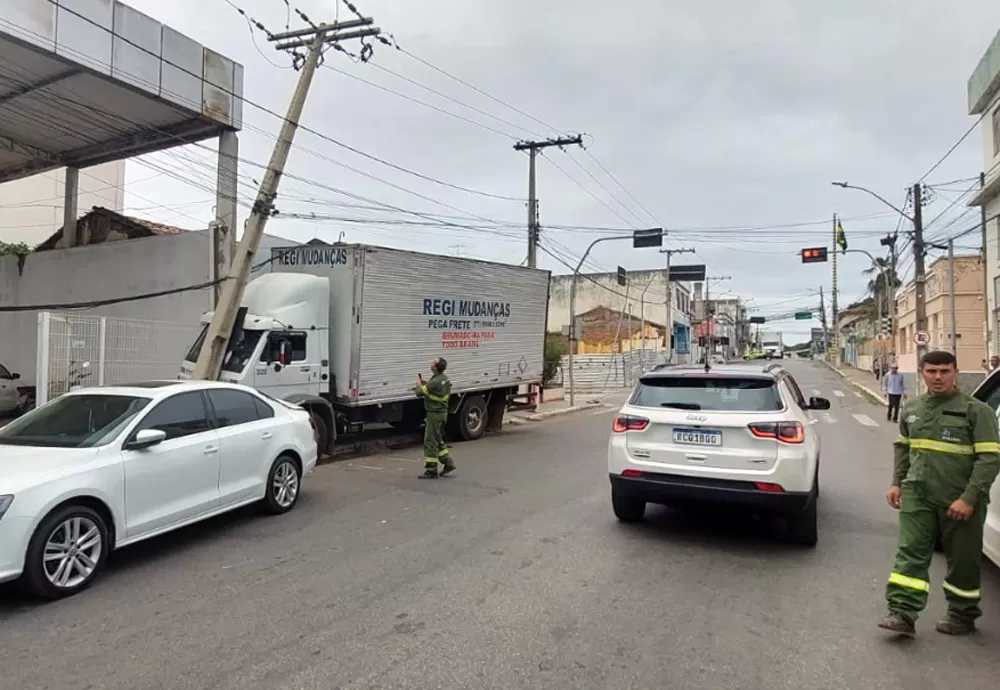 Brumado: Caminhão baú desgovernado colide com poste na Rua Exupério Pinheiro Canguçu