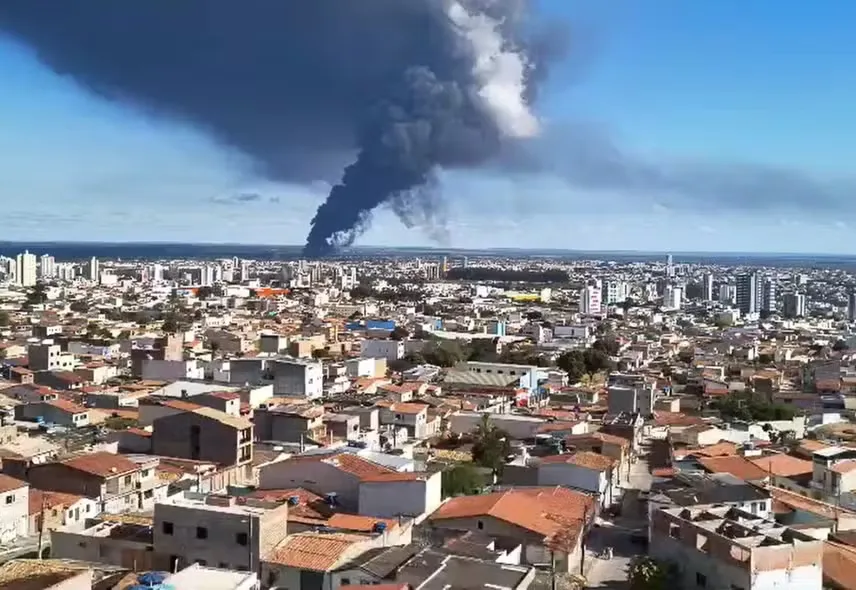 Grande incêndio em depósito de recicláveis forma nuvem de fumaça e assusta moradores em Vitória da Conquista